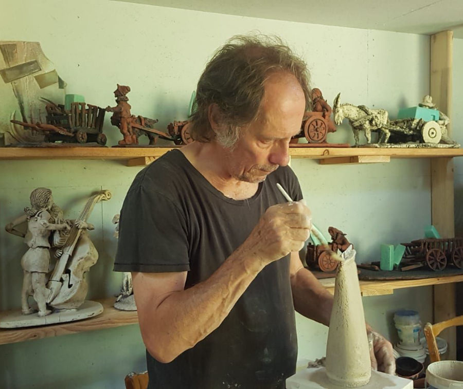 Jürgen Stahmann Keramiker in der Werkstatt Raku brand